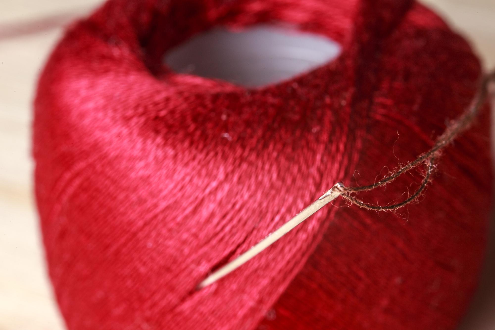 Rankų siuvinėjimo artas su detalėmis